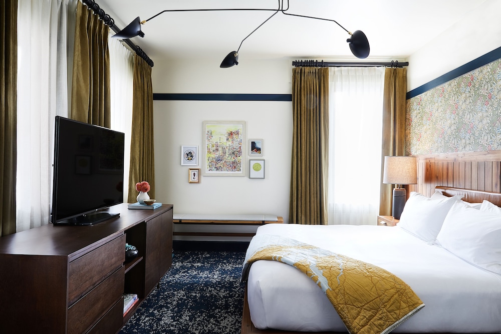 ROOM, KING BED