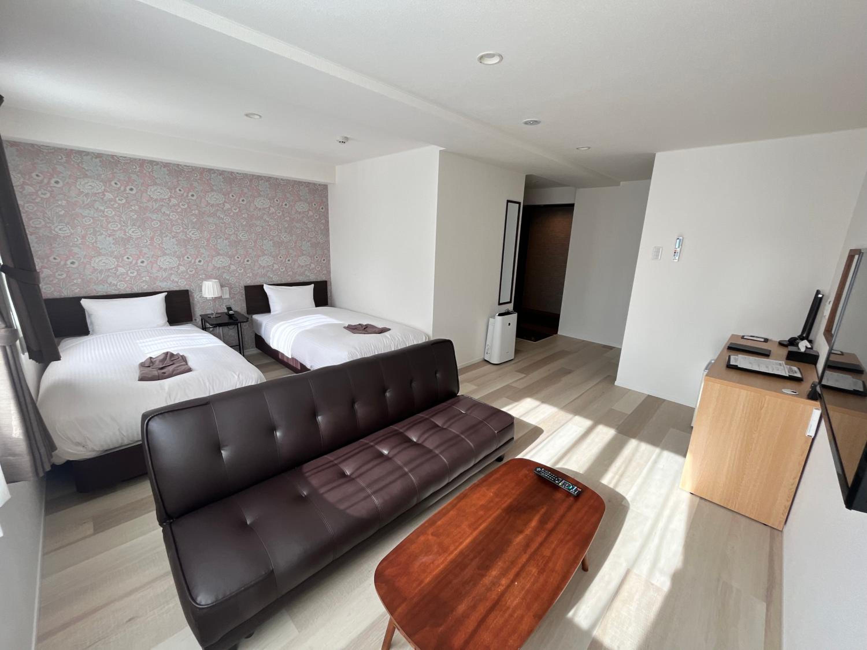 Room, Triple