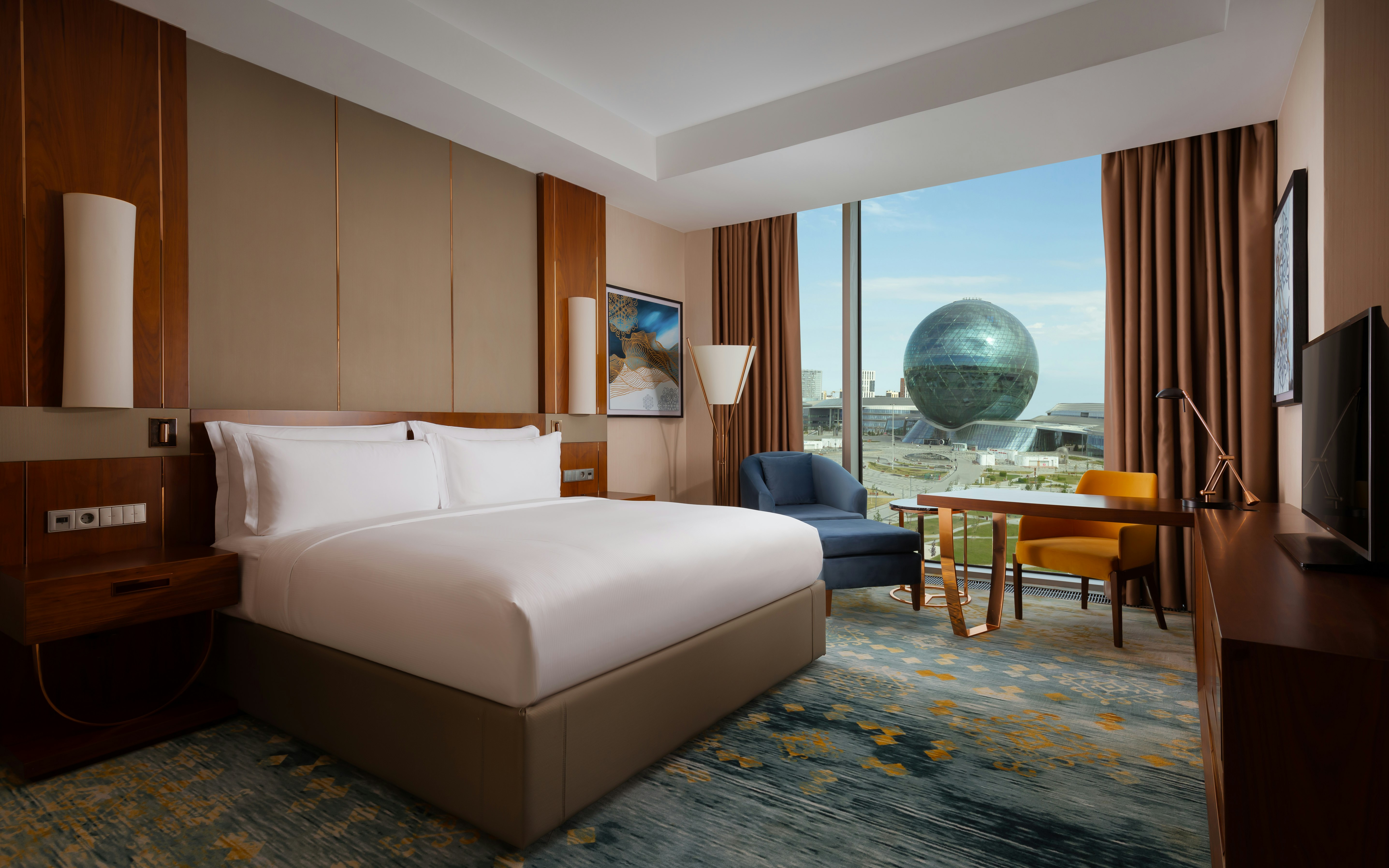 EXECUTIVE, KING BED, EXPO VIEW