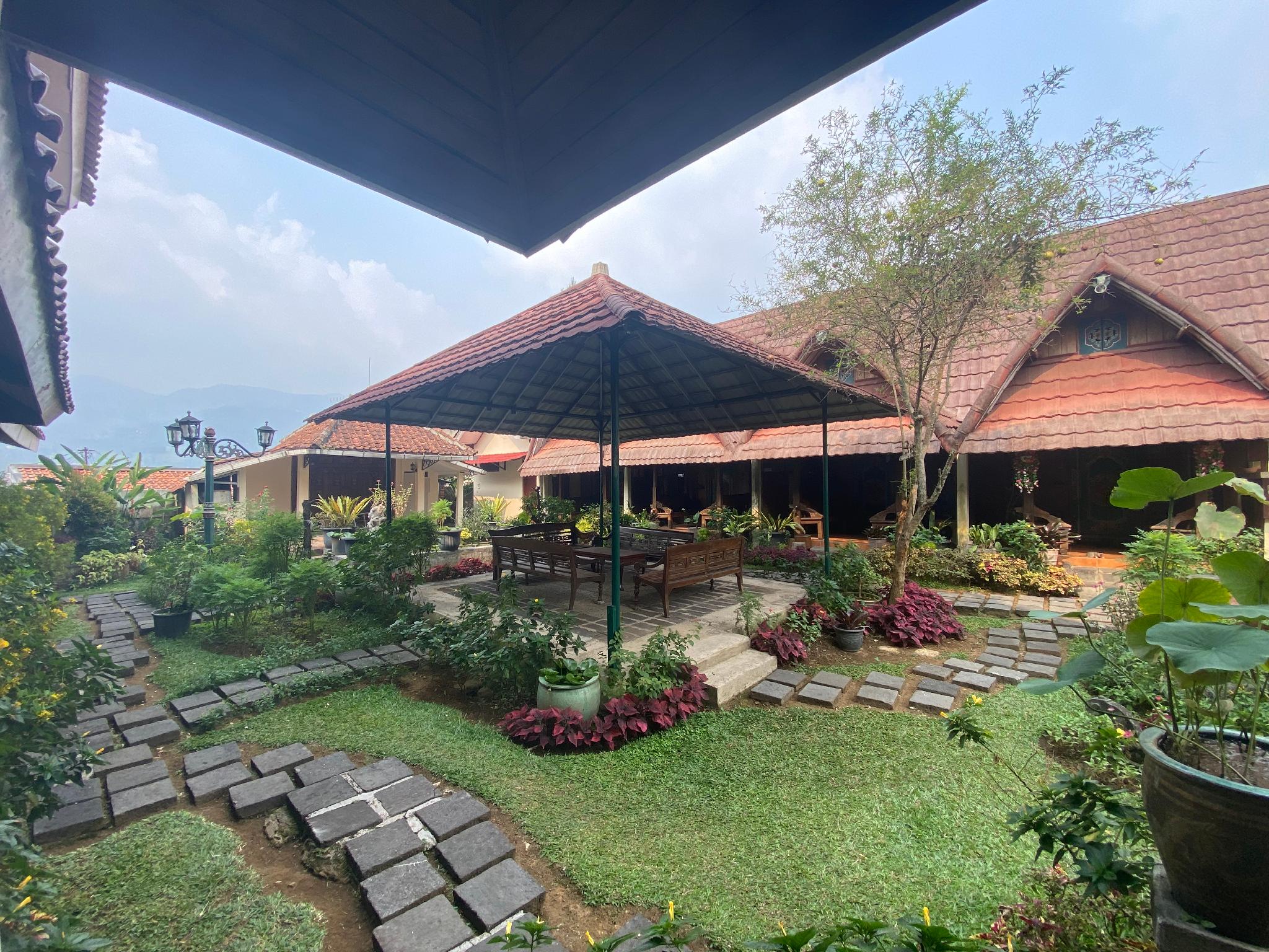 Taman Teratai Hotel 50/50