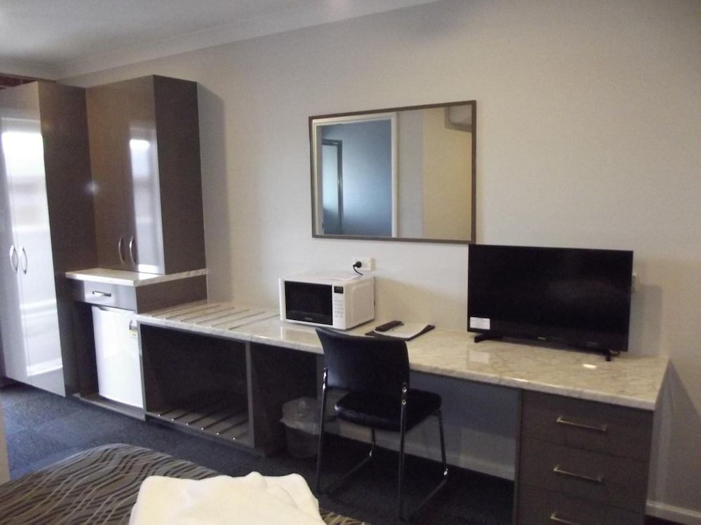 Bushmans Motor Inn 33/37