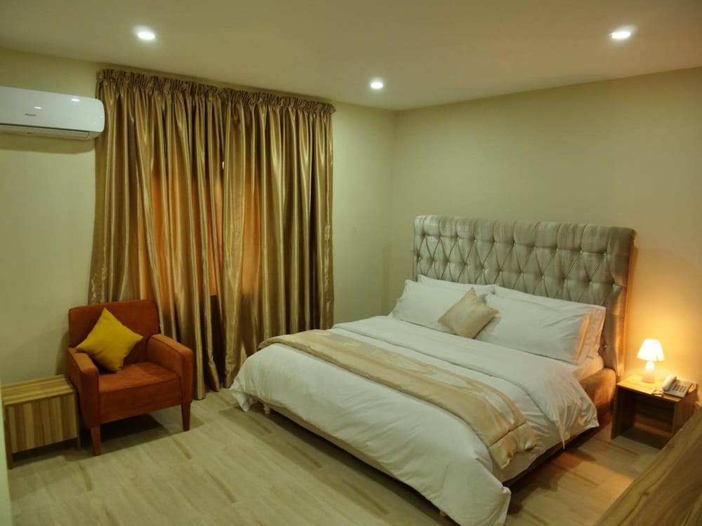 Alexia's Place Hotel 7/27