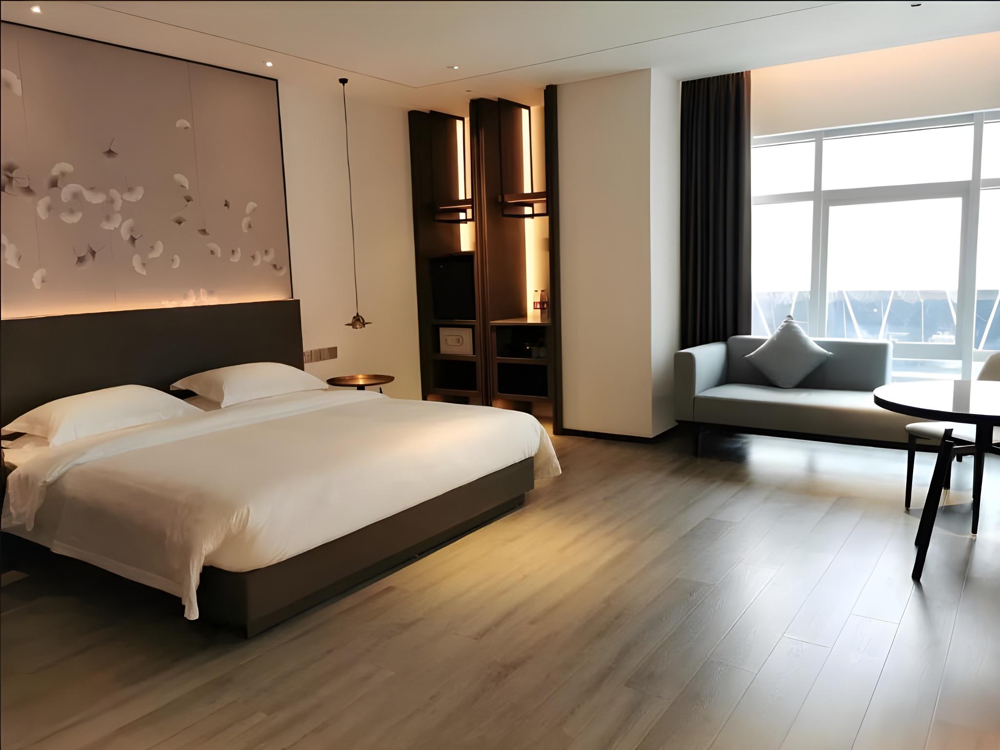 Deluxe, Double Bed, South Wing