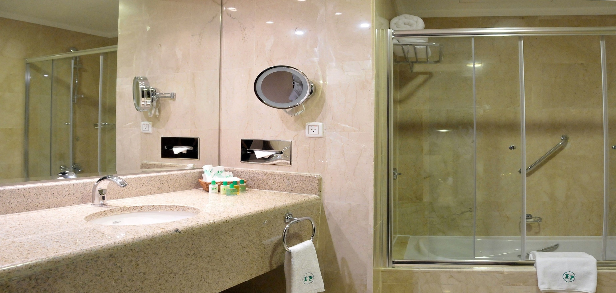 جناح جونيور بسرير كوين مع أريكة، فندق المنزل - الخبر (Habitat Hotel All Suites Al Khobar) 2/2