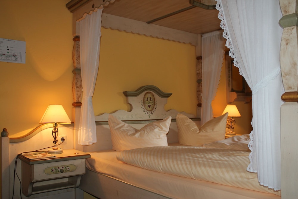 Deluxe, King Bed, Park View, Landhaus Danielshof 2/4