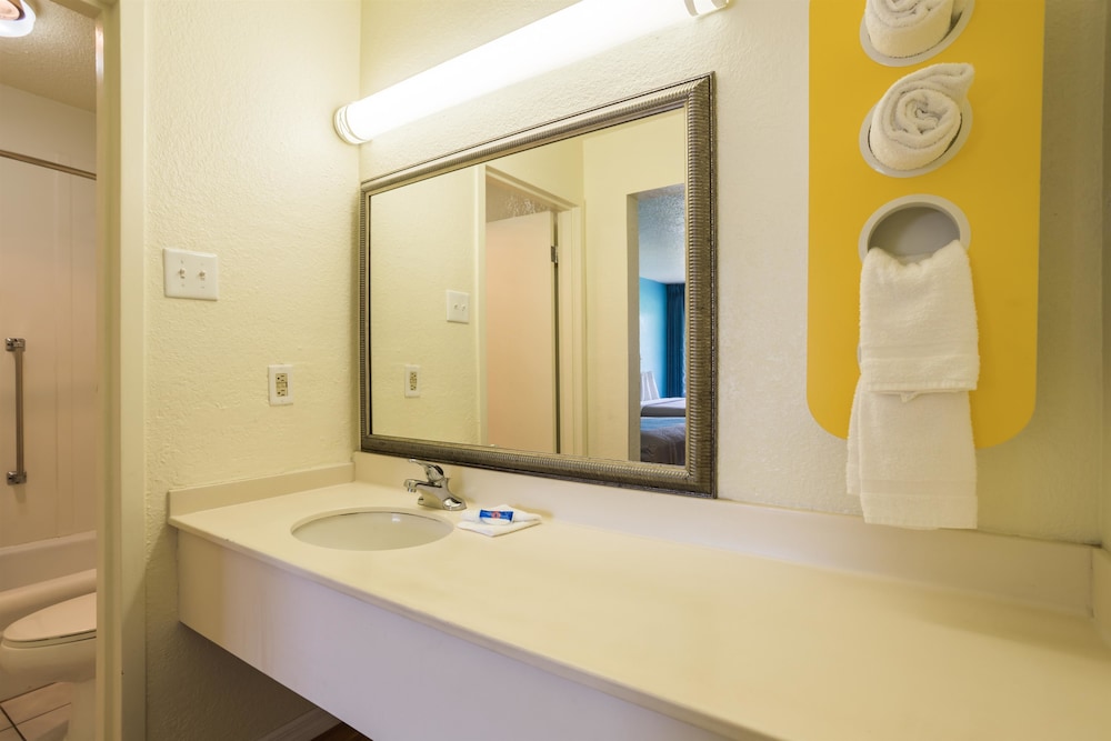 Motel6 Spring Hill, FL - Weeki Wachee 61/64