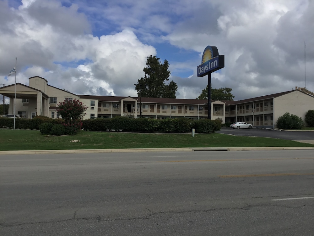 Days Inn by Wyndham Kerrville 15/22