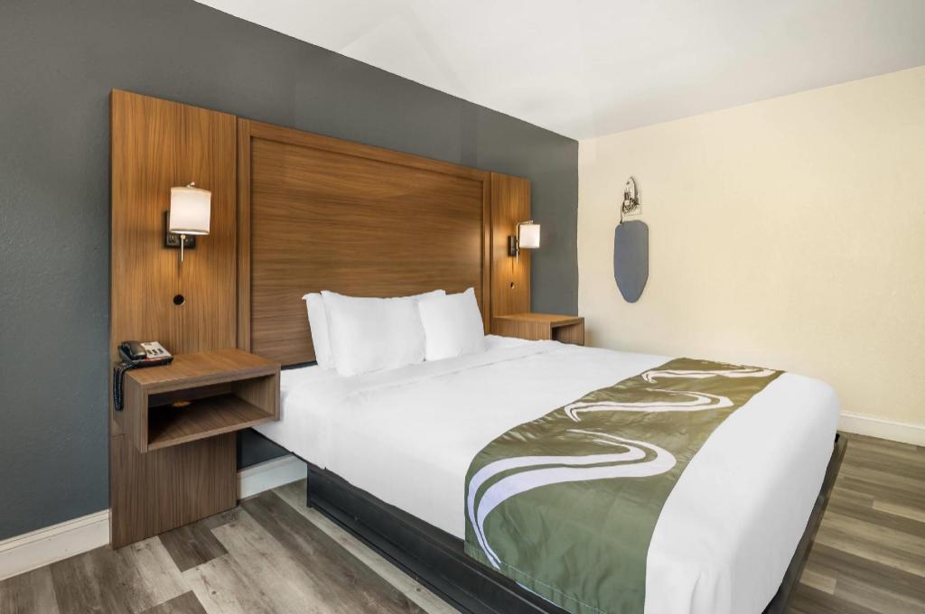 ROOM, QUEEN BED, ACCESSIBLE