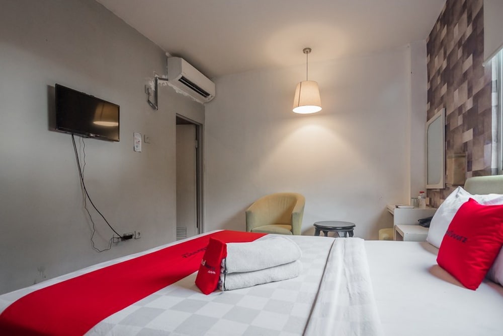 RedDoorz Plus near Mangga Besar Station 2 7/15