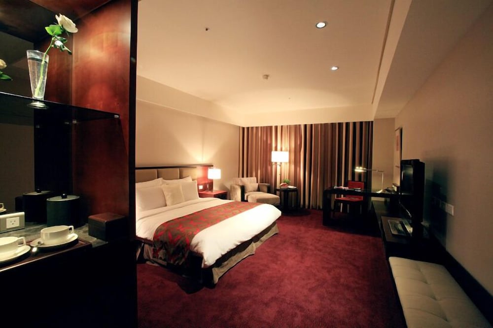 MONARCH SKYLINE HOTEL 12/48