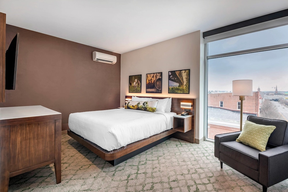 SUITE, KING BED, SOFA, CORNER