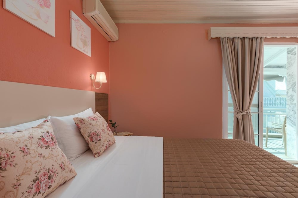 Ouzas Hotel 15/38