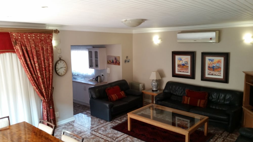 Royal Ridge Guest House and Apartments 50/70