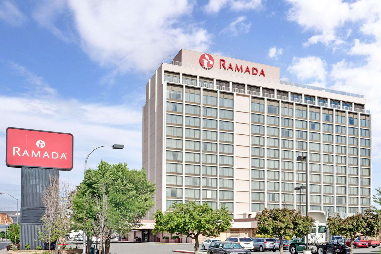 Ramada By Wyndham Reno Hotel And Casino 1/7
