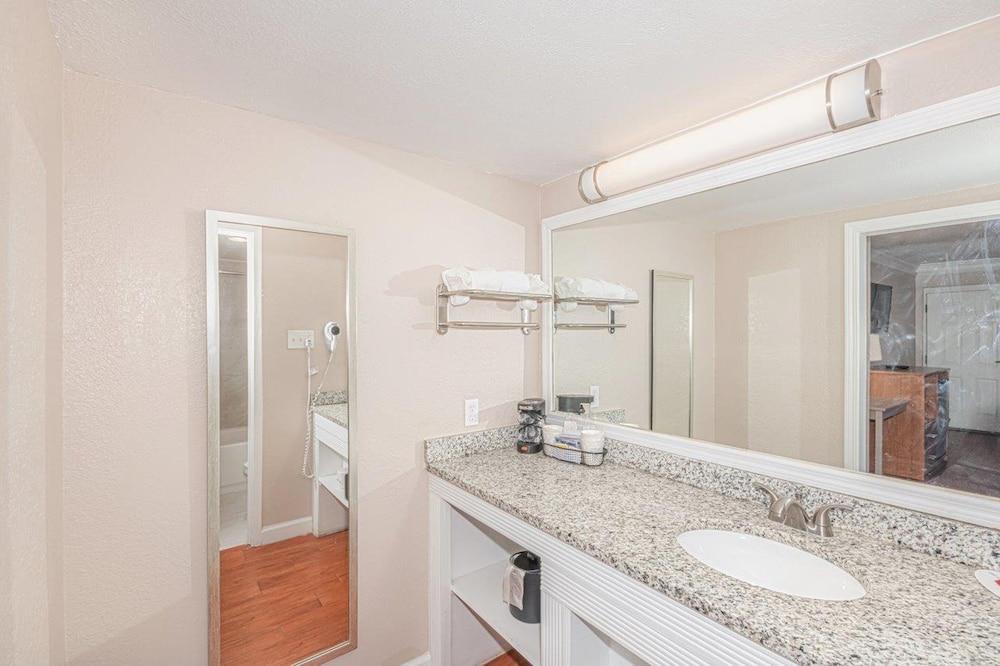 Casa Bella Inn & Suites 28/55