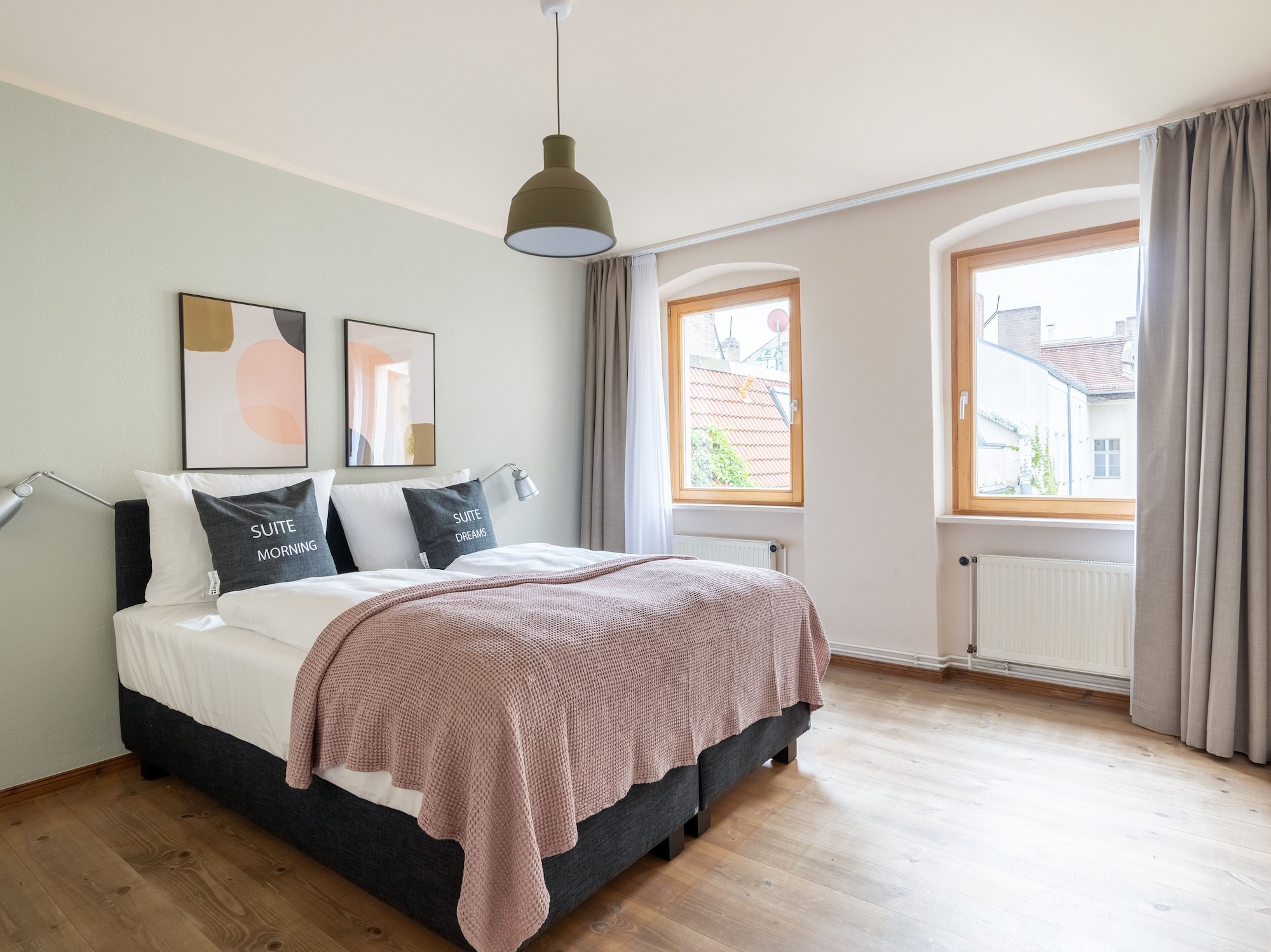 جناح بسرير كوين بغرفة نوم واحدة مع أريكة