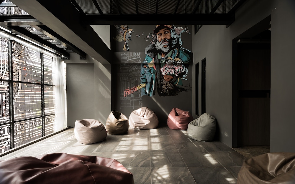 Issara By D Hostel 74/93