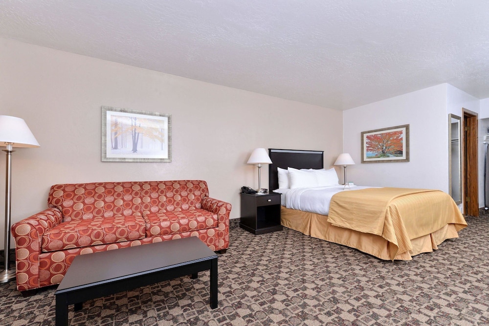 Quality Inn Vernal Near Dinosaur National Monument 5/43