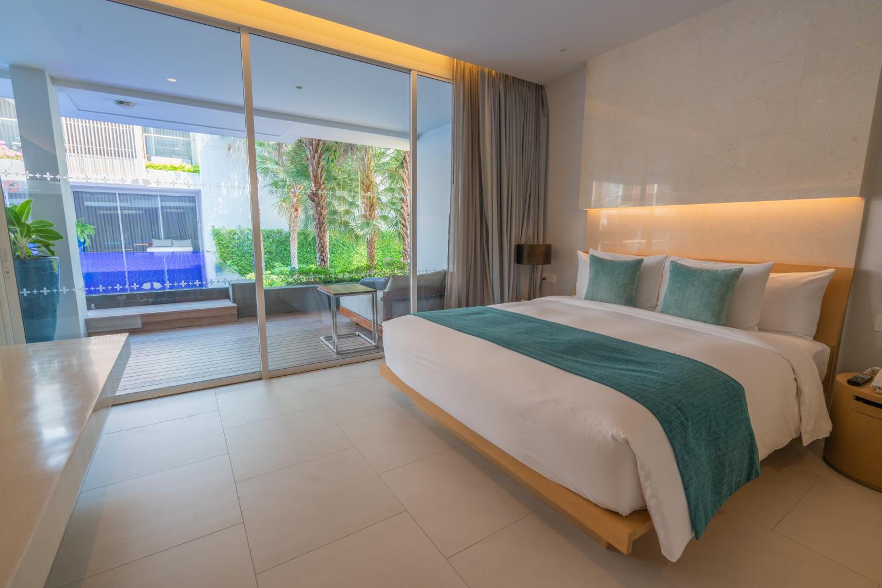 2 Bedrooms, Suite, King Bed, Pool Access