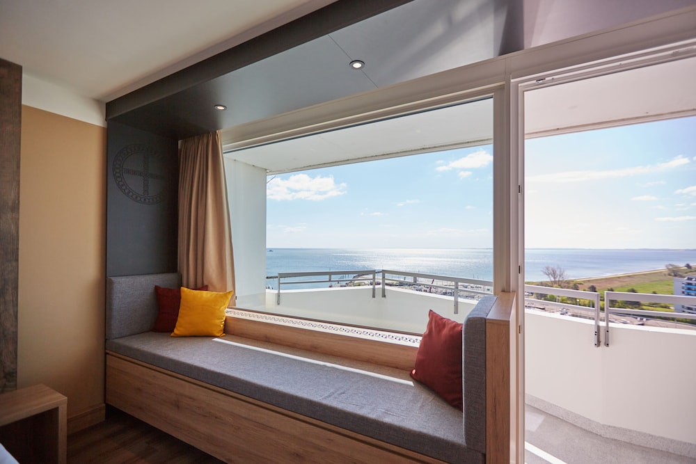 غرفة كومفورت بسرير كينج بإطلالة على البحر بشرفة، OSTSEE RESORT DAMP 3/5