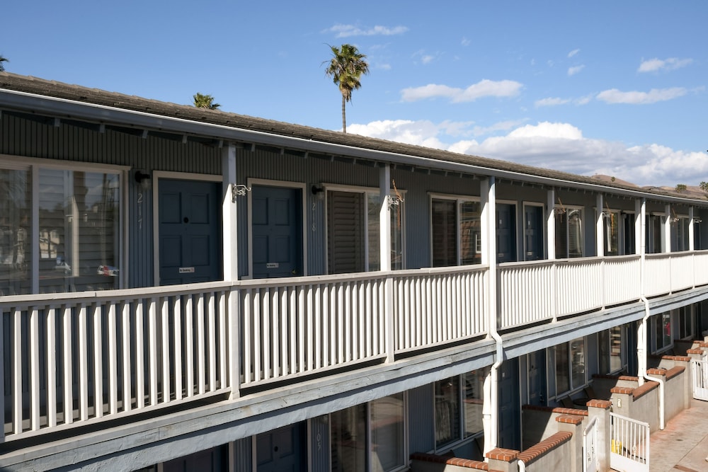 Shores Inn 3/50