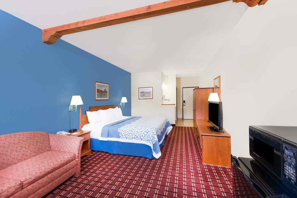 Days Inn & Suites By Wyndham Lordsburg 7/17