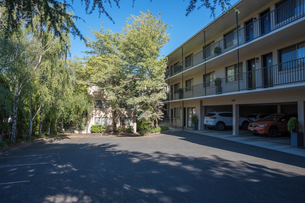Grosvenor Court Apartments 58/67
