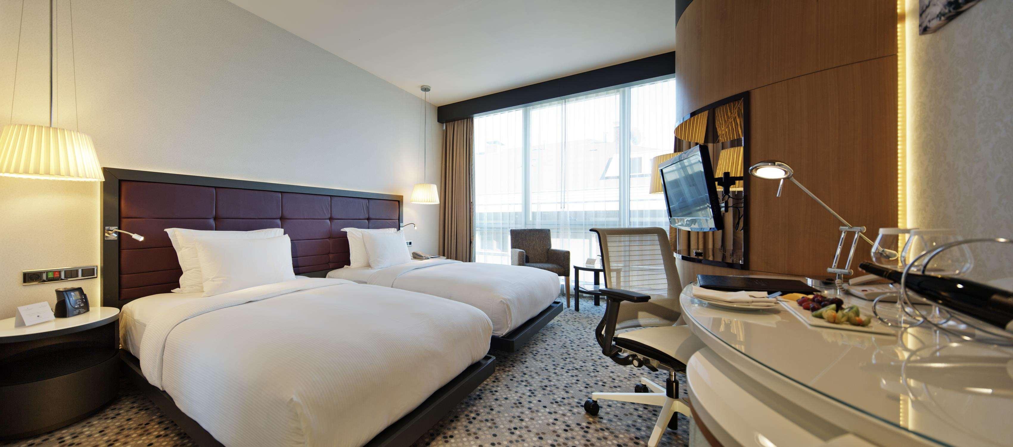 غرفة بسريرين منفصلين بإطلالة على المدينة، Doubletree By Hilton Hotel Istanbul - Moda 5/7
