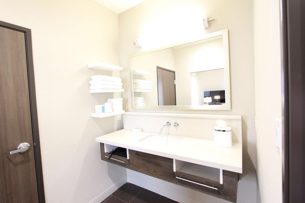 Hampton Inn Suites Dallas Market Center 29/75