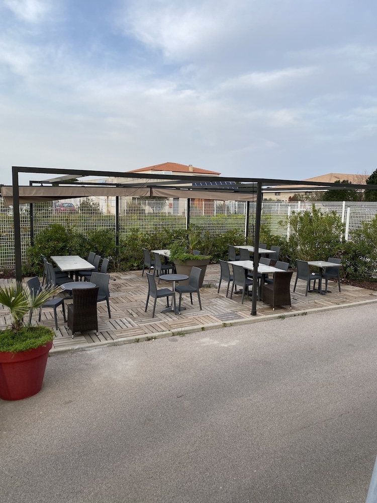 Hotel Les Domes - Perpignan Sud by Hosteletour 59/65
