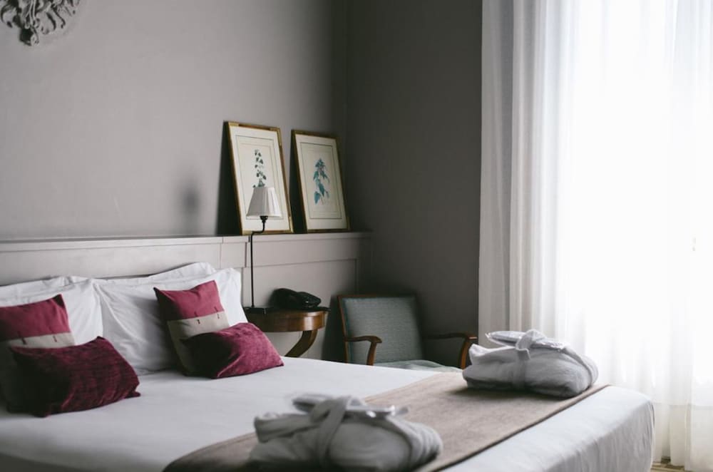 KING BED, CITY VIEW, BALCONY