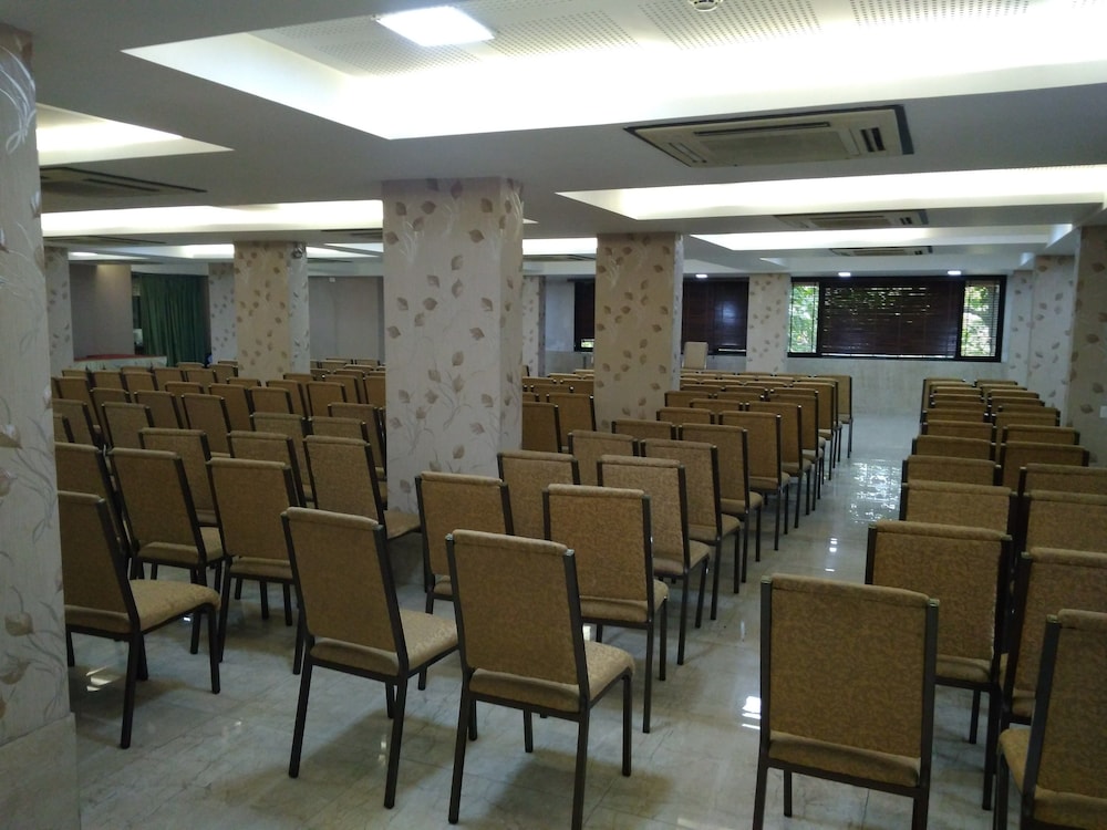 HOTEL MAHARANA INN 36/50
