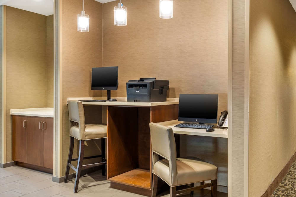 Comfort Inn & Suites At Crossplex Village 40/50
