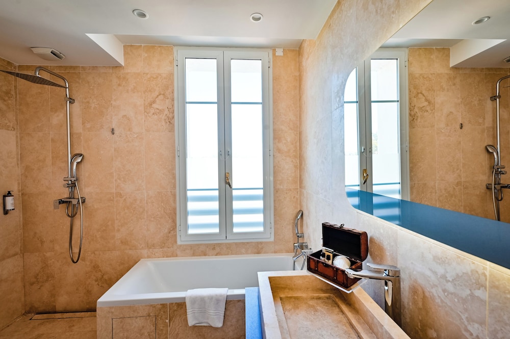 Riviera, Suite, 2 King Beds, Partial Sea View، GRAND HOTEL DES SABLETTES PLAGE, CURIO COLLECTION BY HILTON 9/9