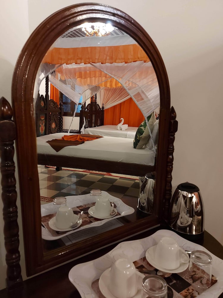 TAUSI PALACE HOTEL 88/90