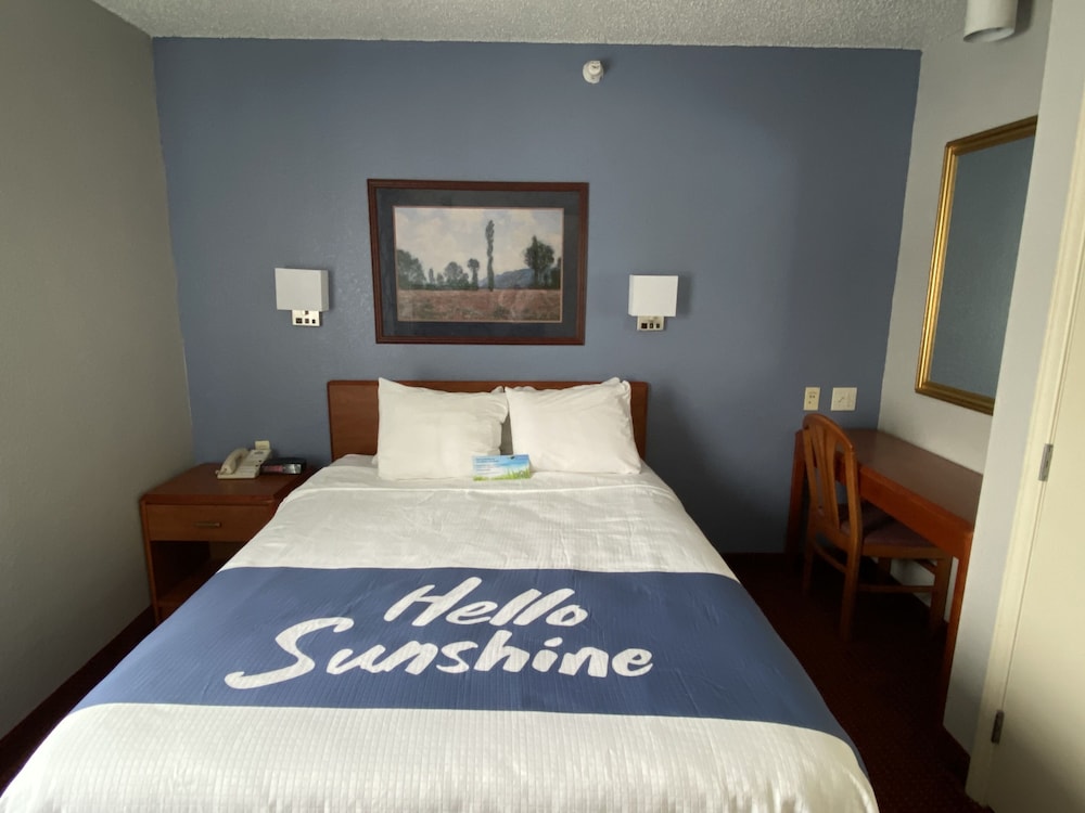 Days Inn & Suites by Wyndham Green Bay WI. 12/38