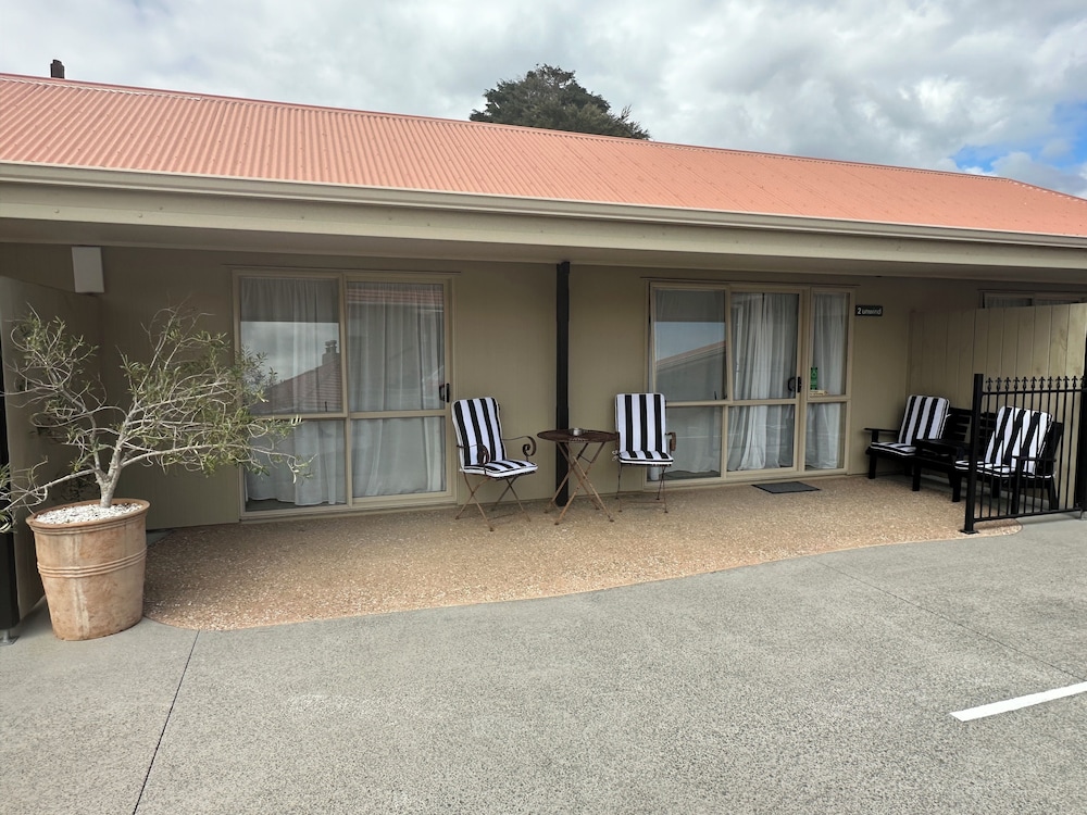 The Olive Motel 4/50