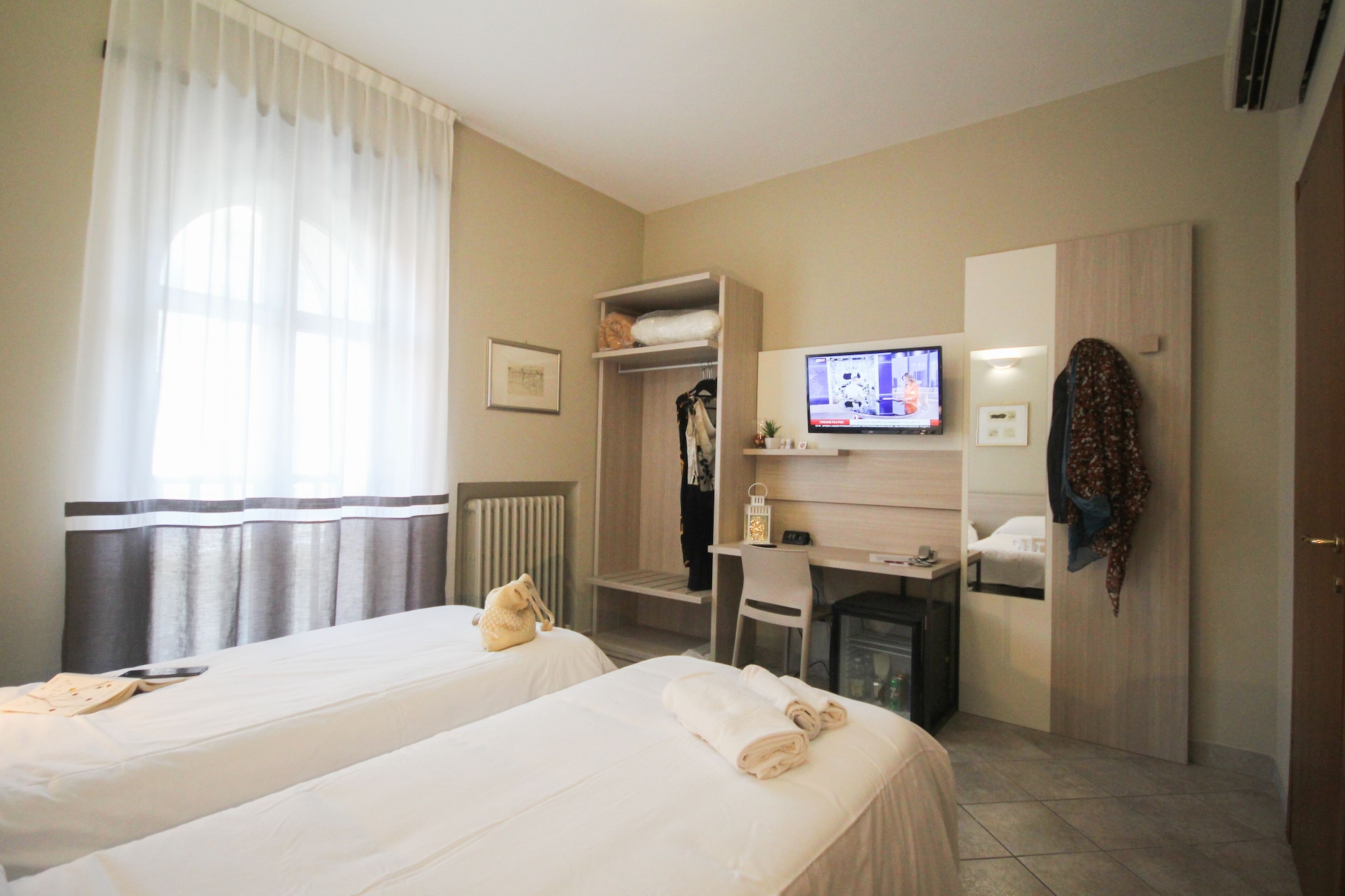 ROOM, TWIN BEDS
