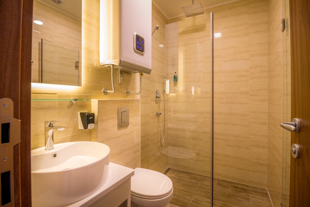 Privilege Suites By Central Park 12/69