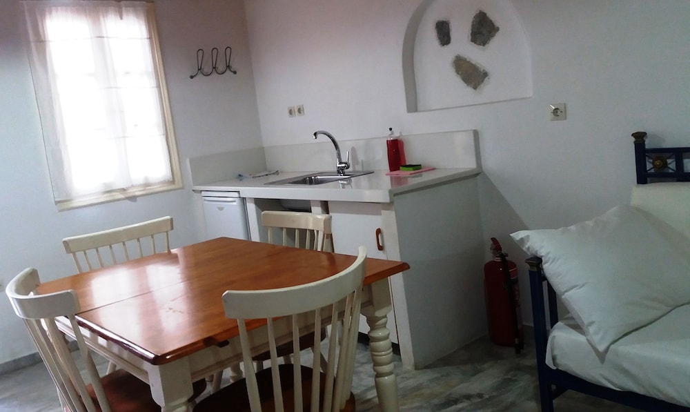 Manos Rooms 31/50