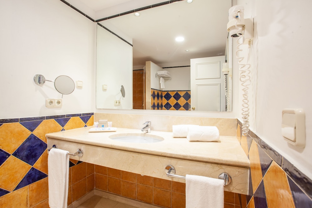 Grupotel Macarella Suites and Spa 49/51