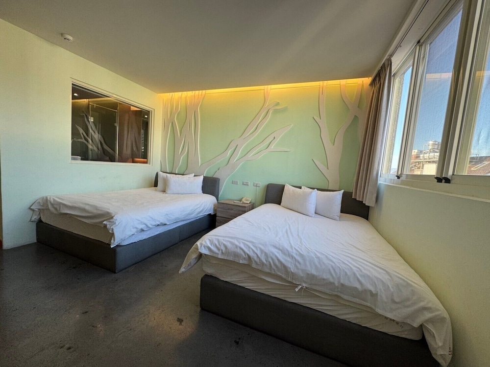 Travel Light Hotel 10/50