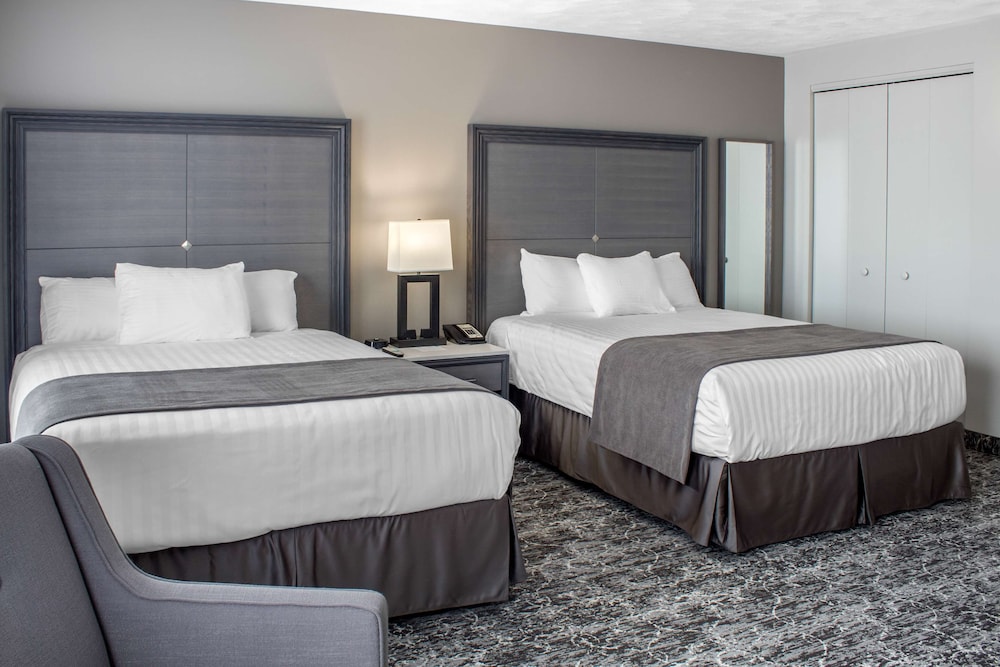 Room, 2 Queen Beds, Street View, Accessible