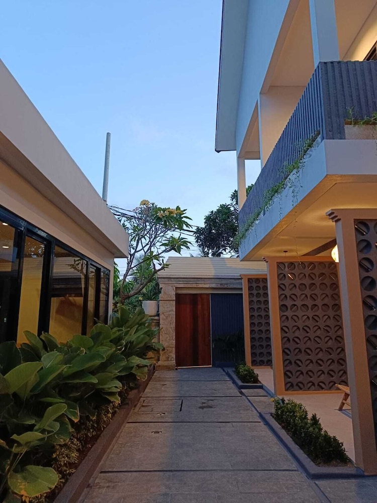Padinis Villa & Coffee 71/77