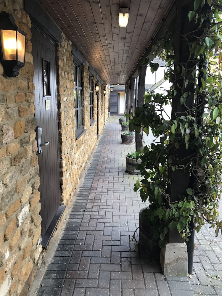 Deddington Arms 32/34
