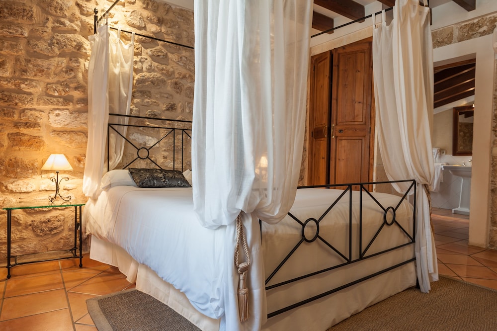 Petit Hotel Can Simo 12/35