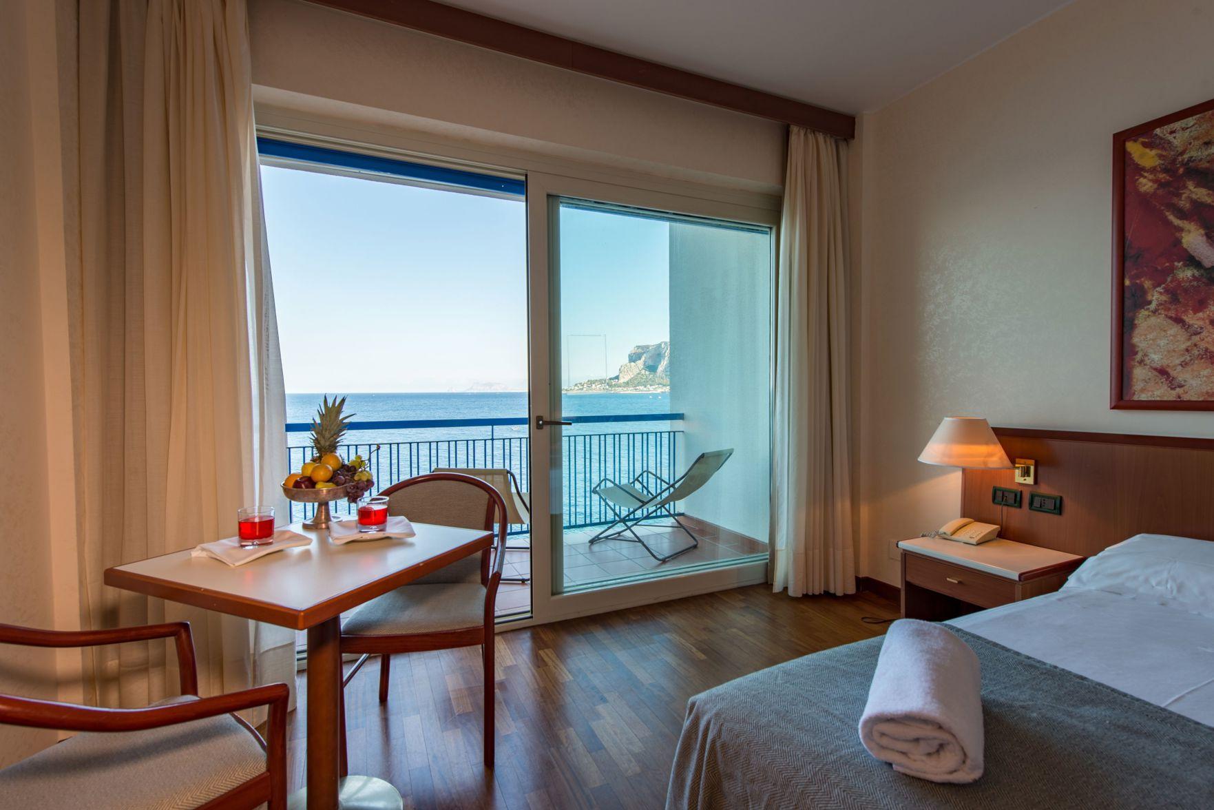 SUITE, DOUBLE OR TWIN BED
