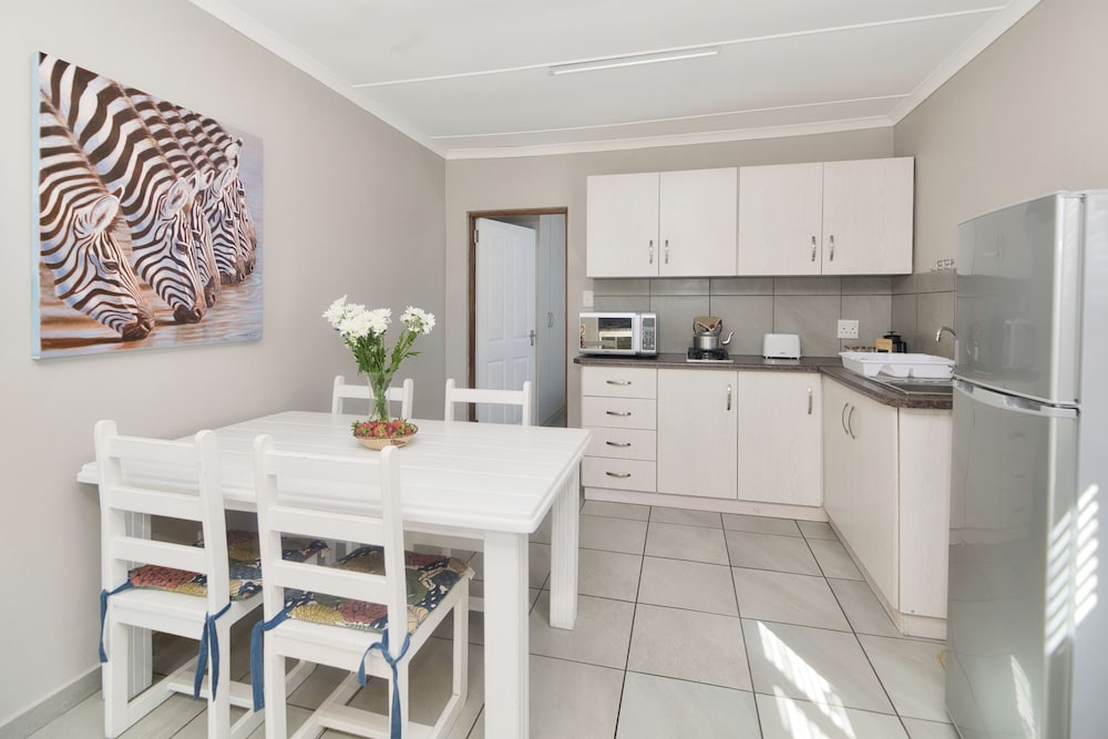 Land's Edge Struisbaai 5/33