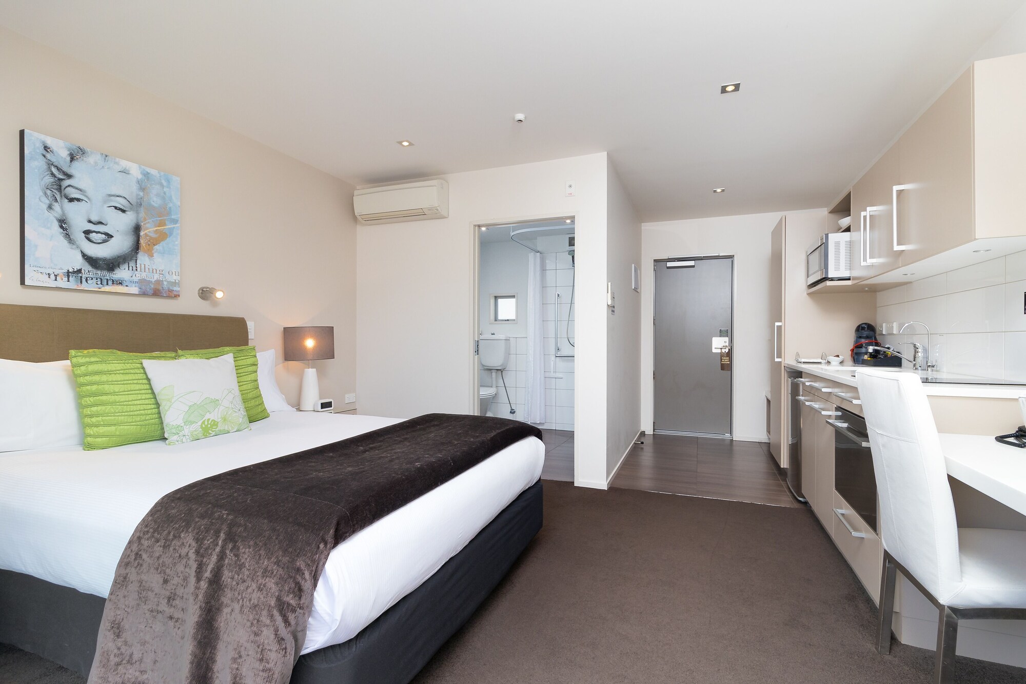 STUDIO, QUEEN BED, KITCHENETTE, ACCESSIBLE