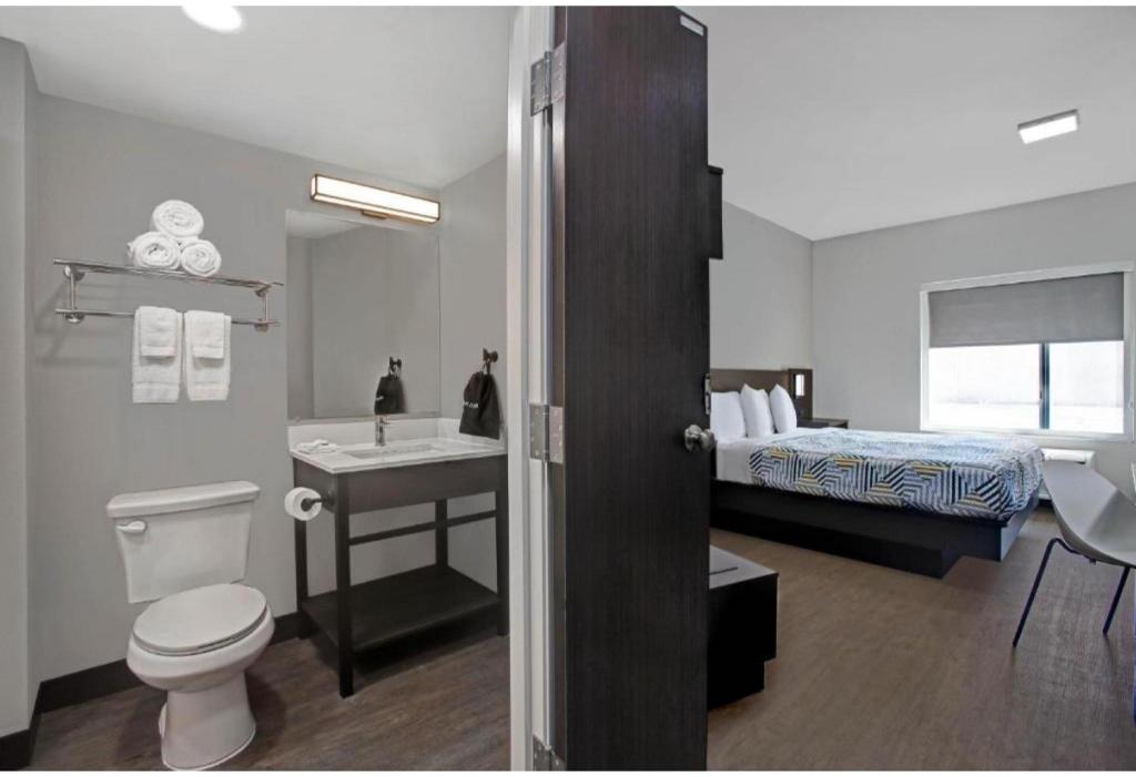 1 King Bed Mobil Acc RI Shwr Nsmk Kitchen, Motel6 Monahans, TX 6/8